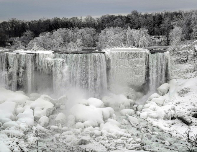 Ниагарският водопад замръзна
 