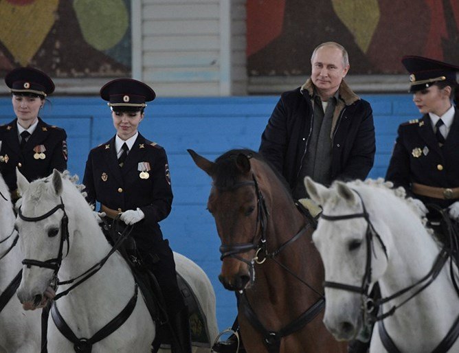 Путин язди Златен лъч с полицайки