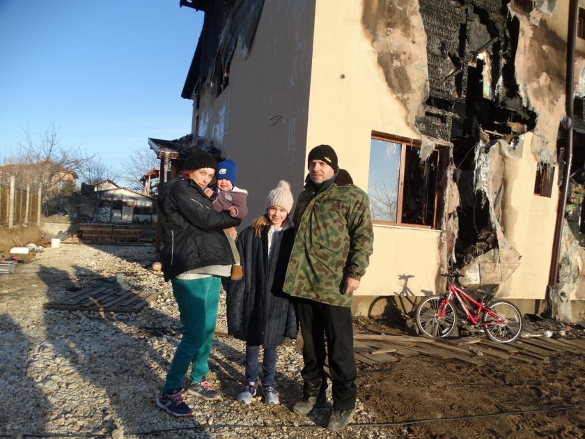 Момче се роди в семейството с изгорялата къща в Брестник 