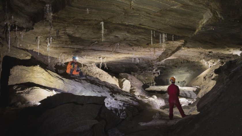 Наши учени проучват солните пещери в Израел