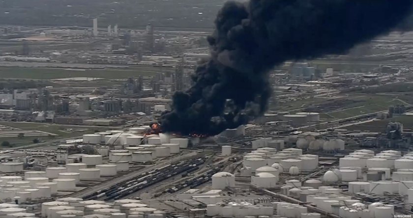 Огромен пожар в рафинерия в Тексас (видео)