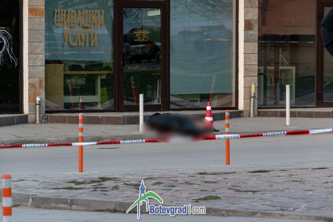 Извънредно в Lupa.bg: Мъж закла жена си в Ботевград и избяга   (Снимки)