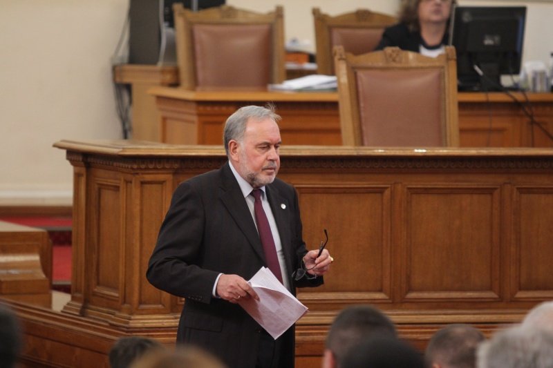 Съветник на Нинова съзря "приятелски" огън срещу Цветанов 