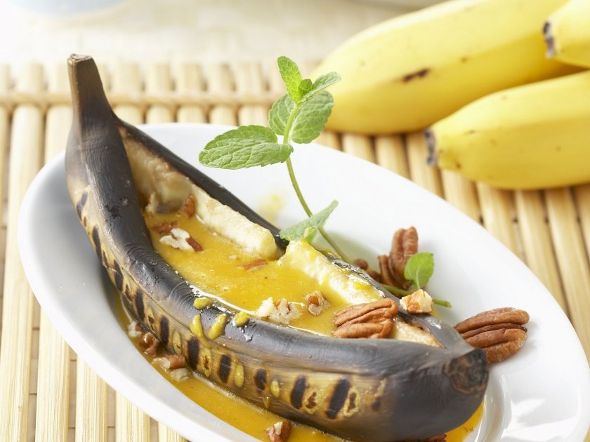 Банани на барбекю с кокосов сос и орехи