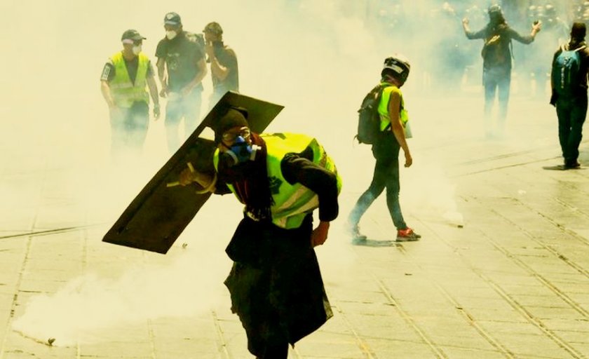 Напрежение във Франция, полицията използва газ
