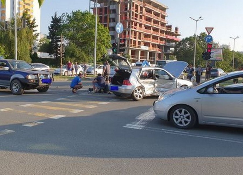 Двама ранени след меле на три коли в Бургас