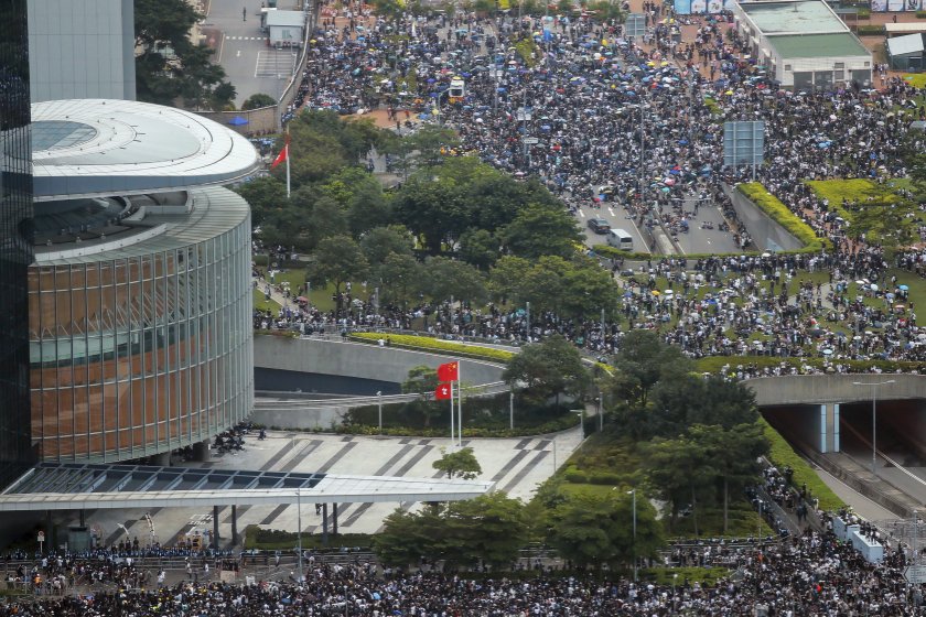 Масови сблъсъци между протестиращи и полиция в Хонконг
