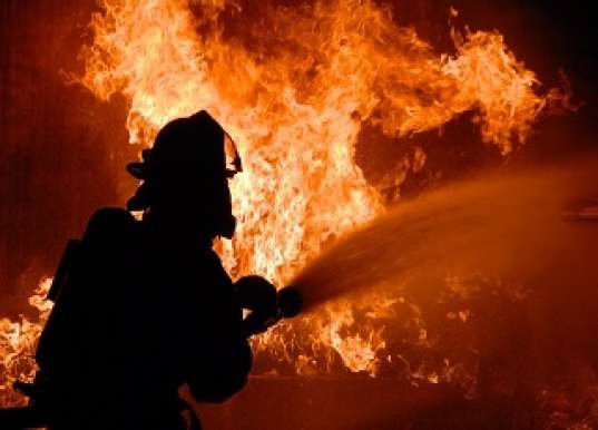 Пожарникари гасиха пламъци в две селски постройки