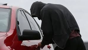 Eкшън в столицата: Мъж хвана крадец, докато обира колата му 