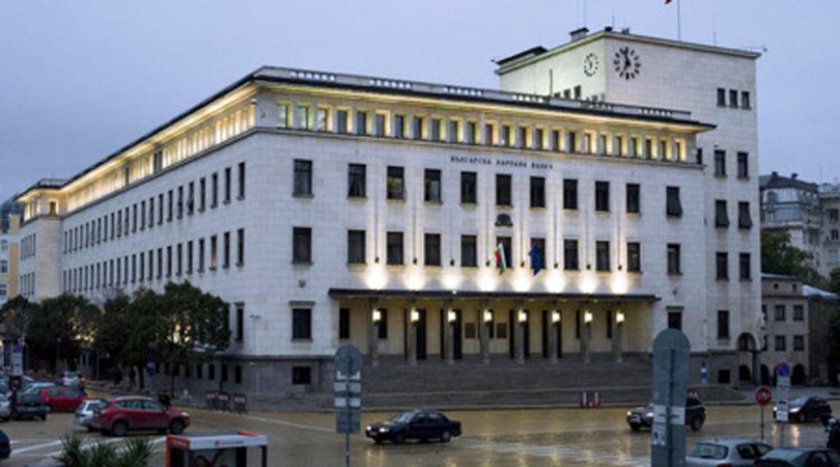 Пандемията сви печалбата на банките наполовина