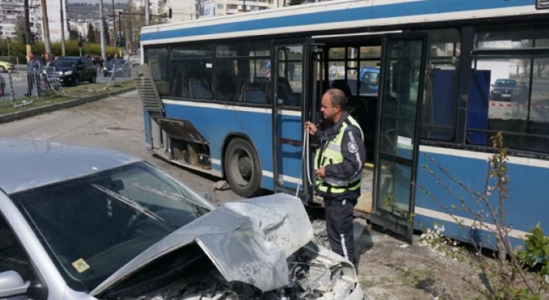 Градски автобус и кола се удариха в София