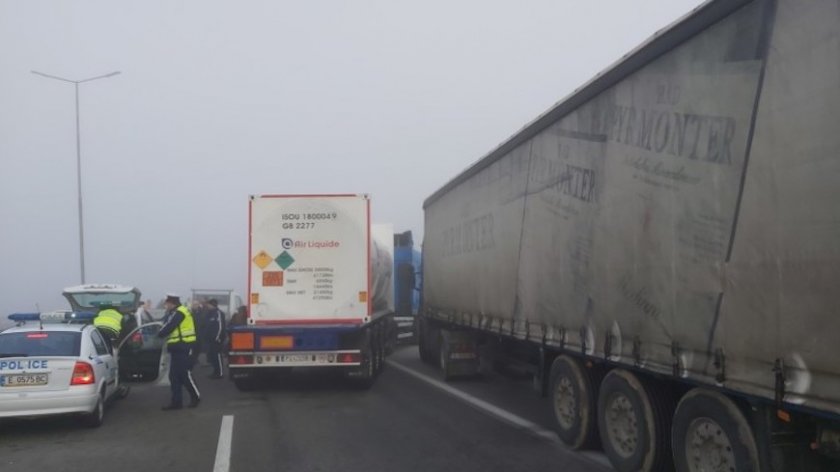 Три жени са пострадали при верижната катастрофа на АМ "Струма