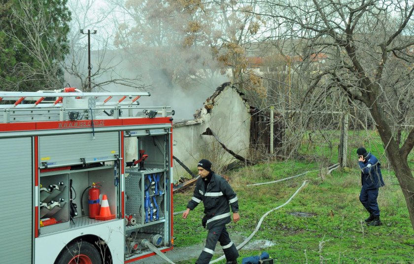 Дядо загина при пожар в дома си