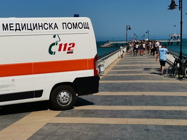 Водолази търсят скочила от моста в Бургас жена
