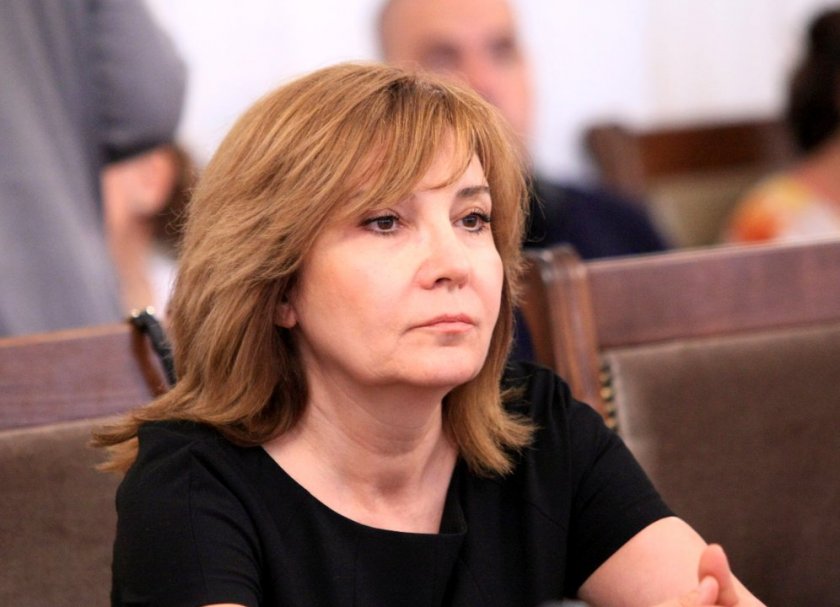 СКАНДАЛ: Шефката на НАП с 6 бона заплата раздала и бонуси за 30 милиона