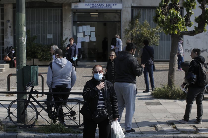 В Гърция пазаруват само онлайн, излизането забранено 