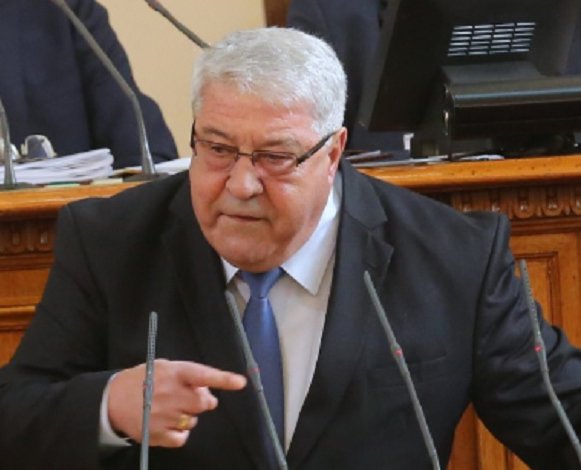 Депутатът от ГЕРБ Спас Гърневски към колегата му от левицата Георги Гьоков, днес в парламента