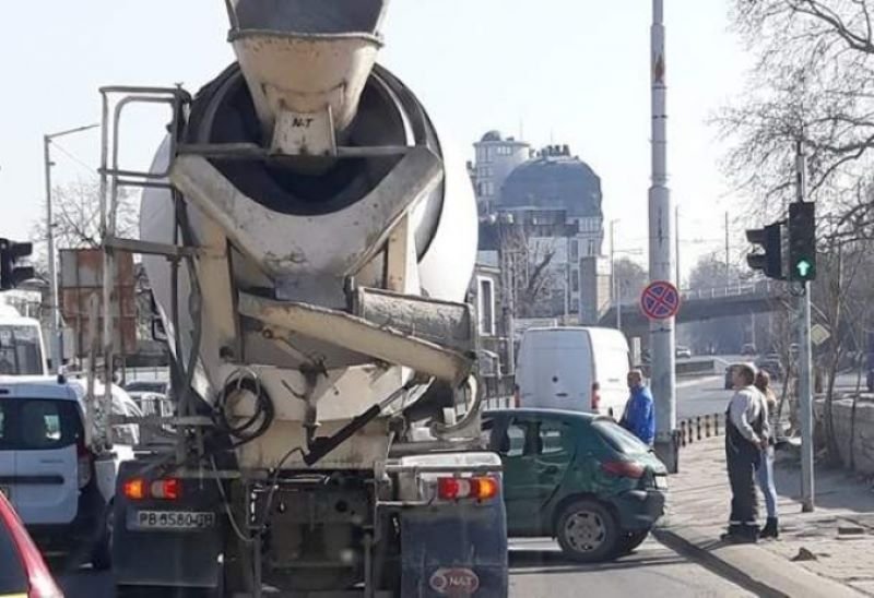 Бетоновоз помете пешеходец в София, шофьорът избяга