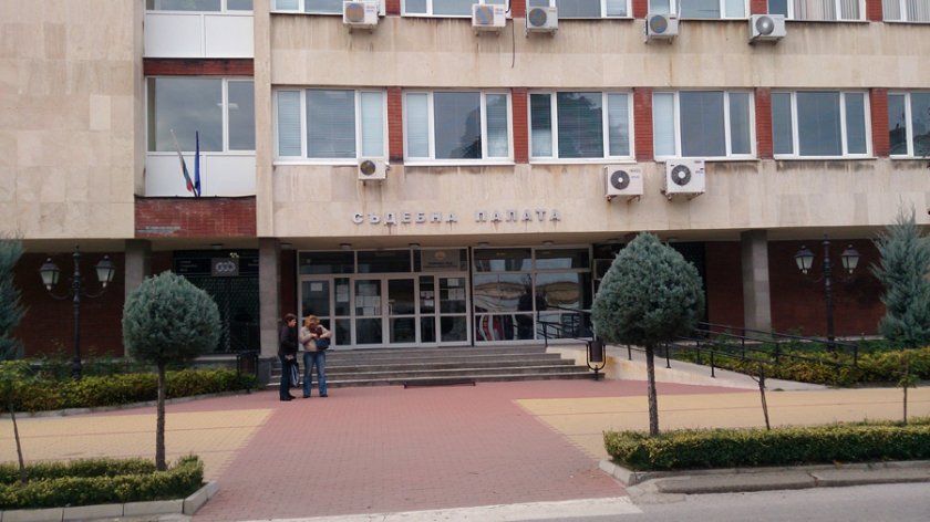 Развратна кръчмарка блудствала с петокласничка