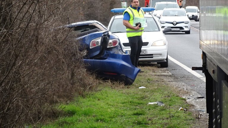 Тир удари кола в Благоевград, има ранен (снимки)