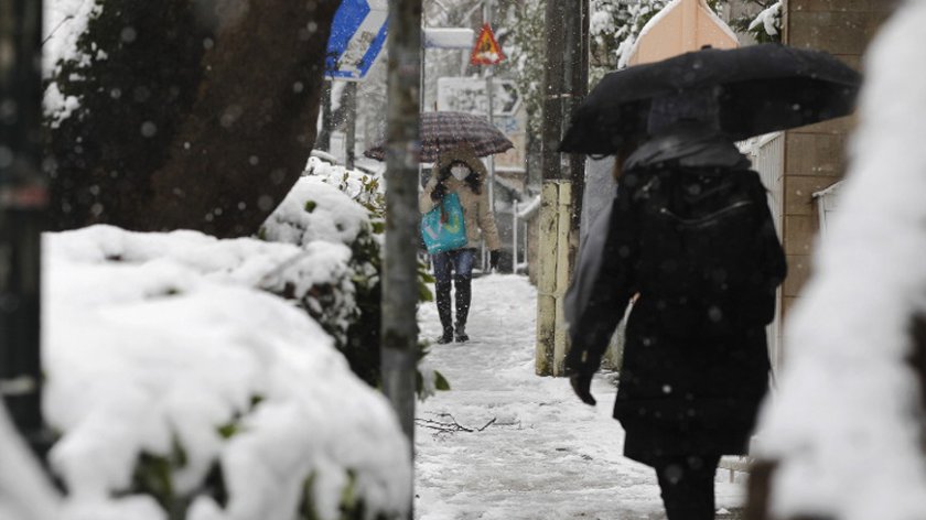 Силен снеговалеж в Атина спря имунизацията