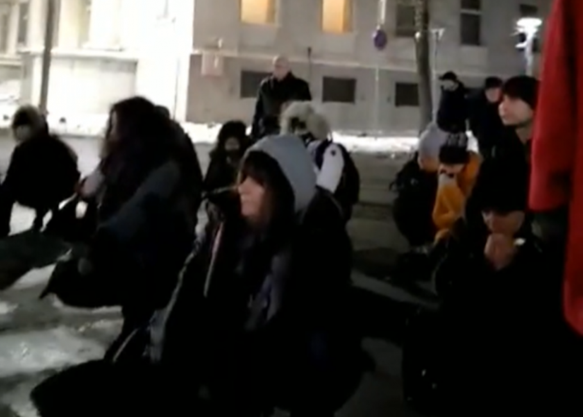 Протестно бдение със свещи пред Столичната община заради смъртта на 16-годишното момче