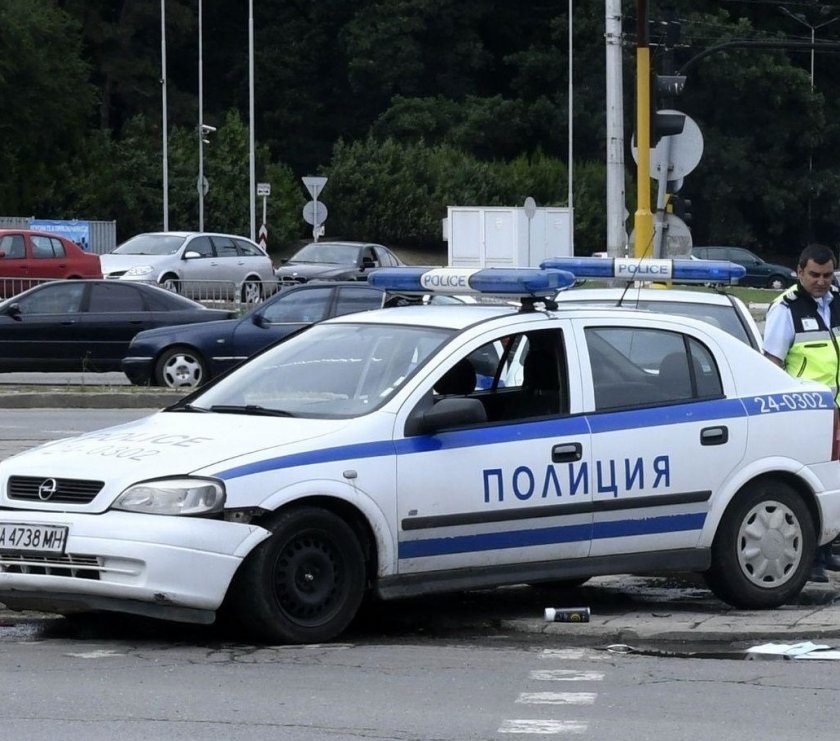Блъснаха патрулка, докато полицай пише акт във Врачанско