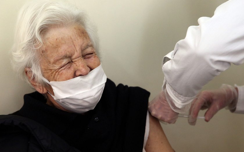 Пет случая на сериозни усложнения в Гърция след ваксинация