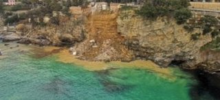 Зловещо: Ковчези плуват в морето на Италия след срутище (ВИДЕО)