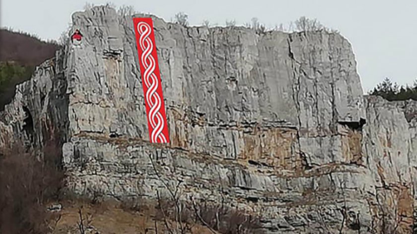 Окачват 40-метрова мартеница на скалите край Лакатник