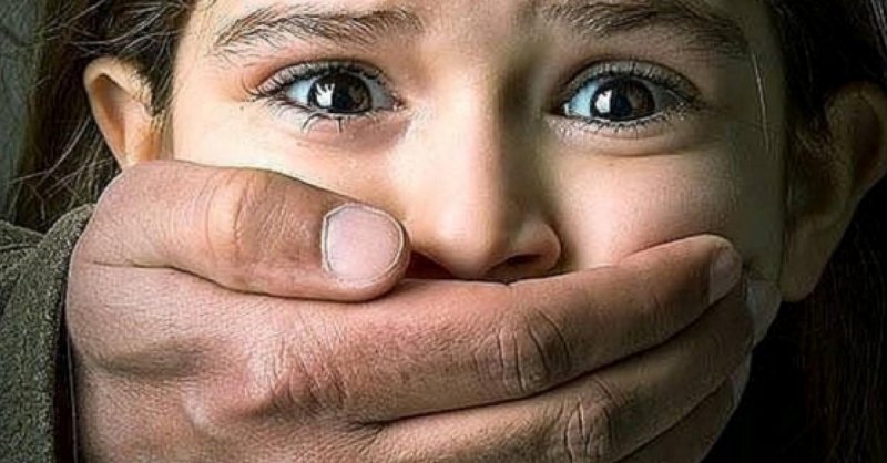 Извращение: Баща изнасилва 13-годишната си дъщеря пред очите на жена си 