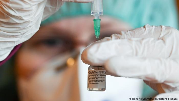 41 починаха след ваксинация с "Пфайзер" в Австрия, търси се връзка