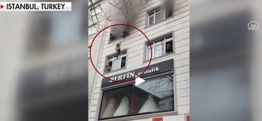 ДРАМА: Майка хвърля децата си от 3-я етаж заради пожар (ВИДЕО)