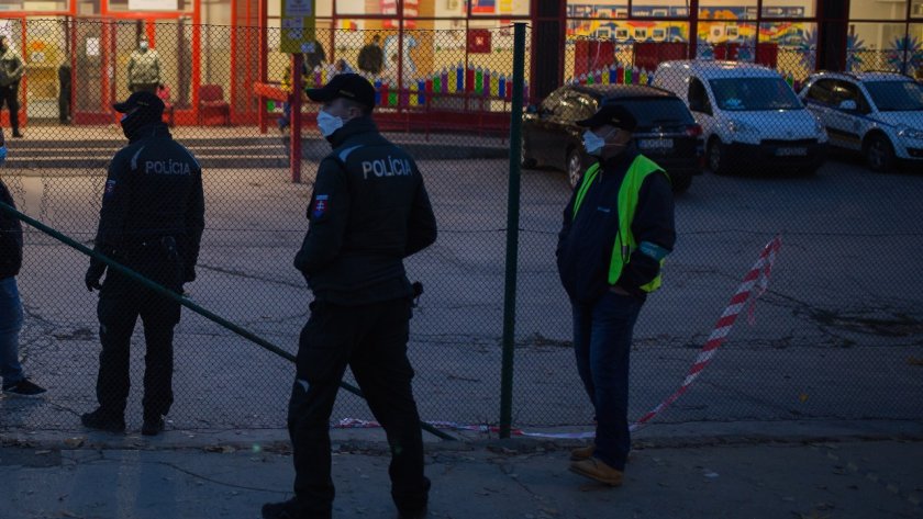 Словакия въвежда полицейски час заради ръст на смъртните случаи
