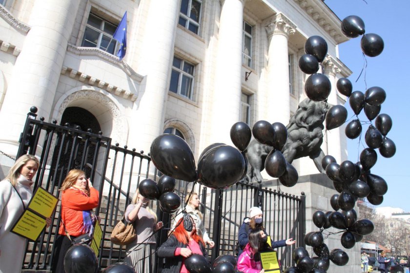 Пуснаха черни балони в подкрепа на насилвани жени