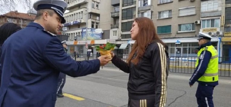 Ченгета подаряват цветя за Осми март