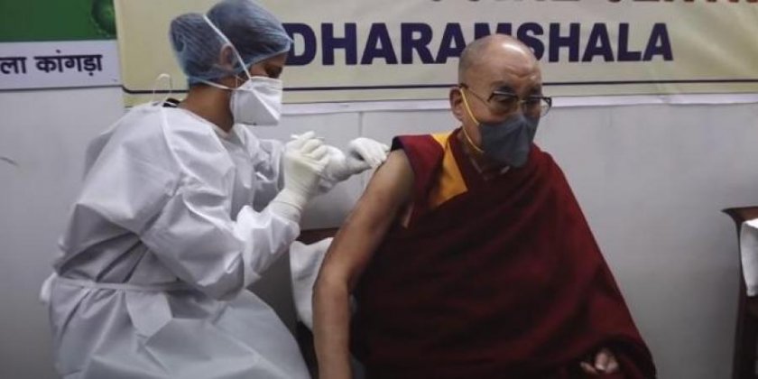 Далай лама се имунизира с Оксфордската ваксина 