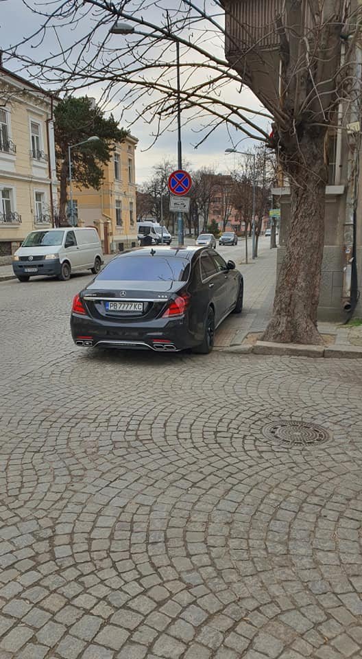 Мутромайна затапи тротоар с кола за 200 бона (СНИМКИ)