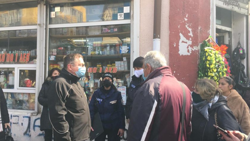 Полицаи дебнат за маски по пазарите в София