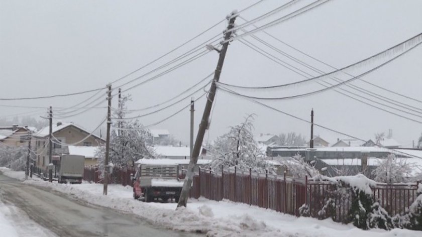 Снегът остави без ток 11 села във Врачанско