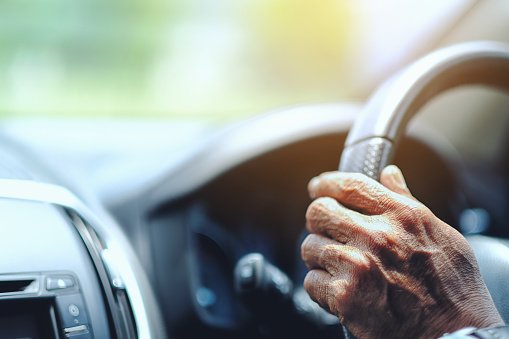 Пенсионер блъсна две деца край Септември
