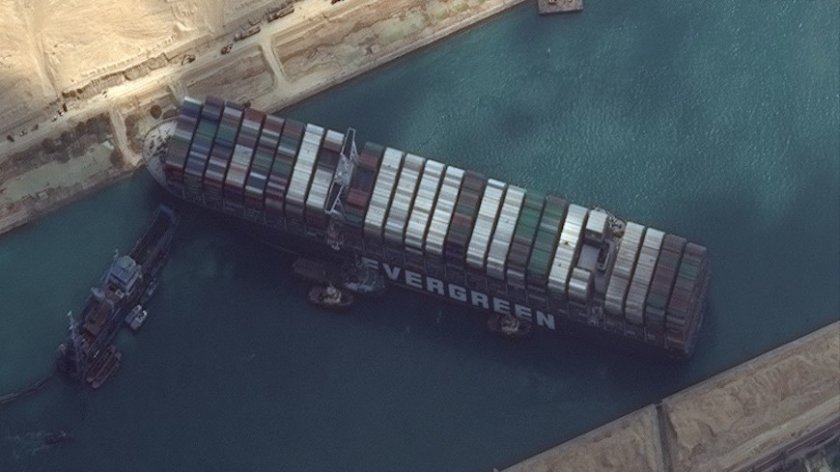 Вятърът не е основната причина за засядането на кораба в Суецкия канал