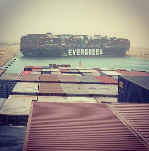Товарен кораб блокира Суецкия канал