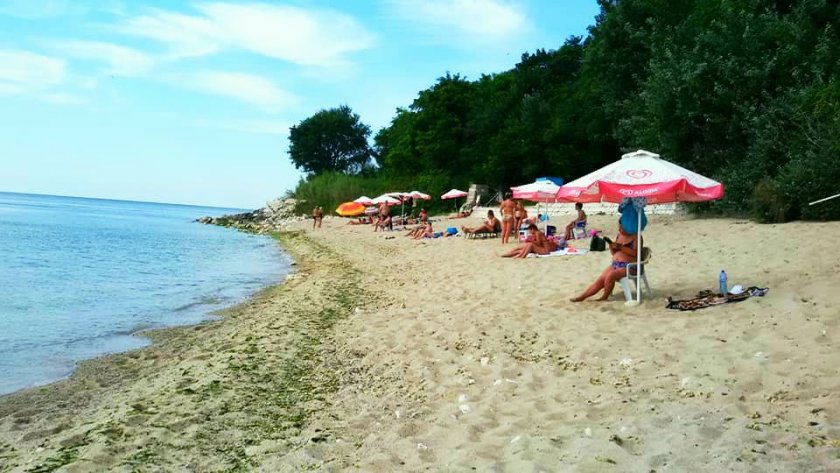 Дете потъна в яма на морето