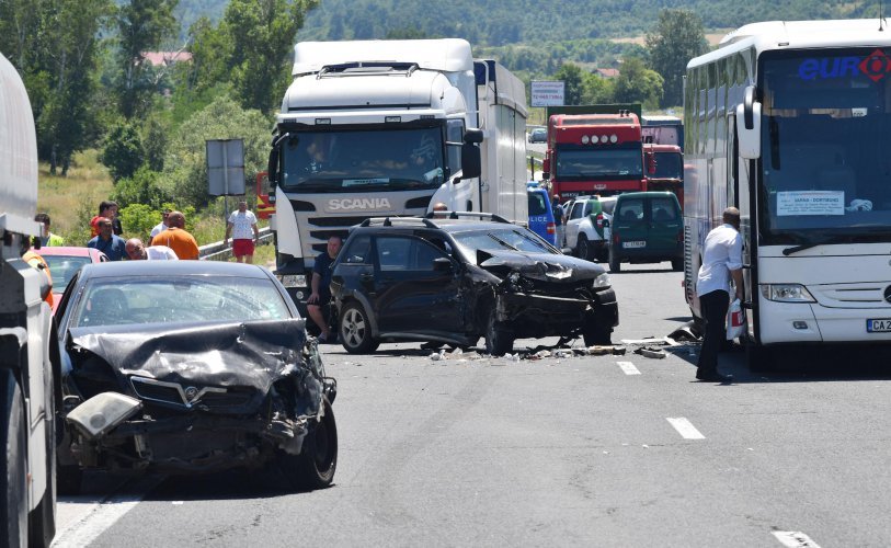 Катастрофа затруднява движението на „Тракия” в посока Бургас