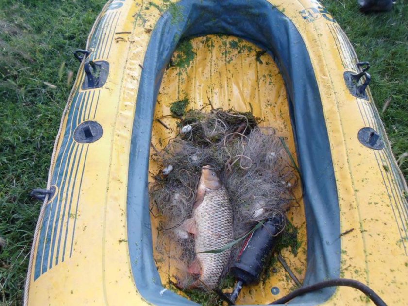 Бракониер заряза лодка с риба и избяга