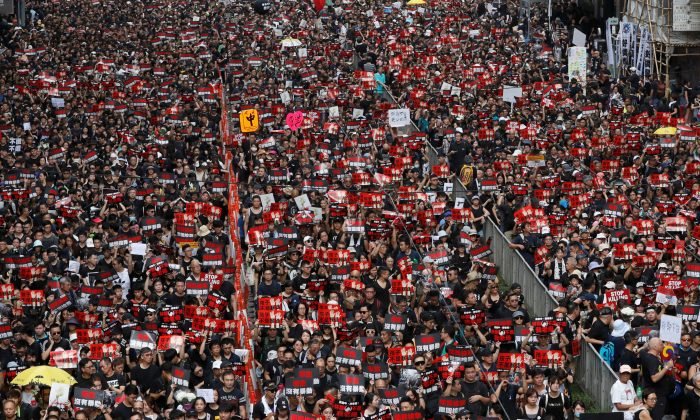 2 милиона излязоха на протест в Хонконг