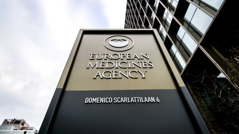 ЕМА отново обсъжда безопасна ли е "AstraZeneca"