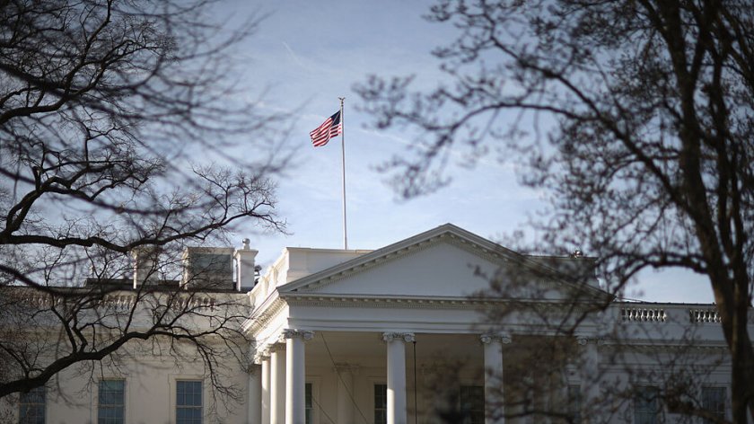 В Белия дом знамената бяха пуснати наполовина в памет на убит полицай