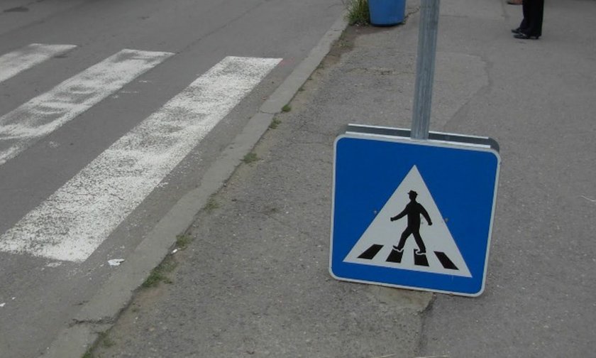 Камион блъсна жена на пешеходна пътека